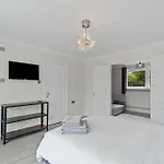 White Cottage Stunning Contemporary 2 Bedroom 2 Ensuite Annex With Hot Tub