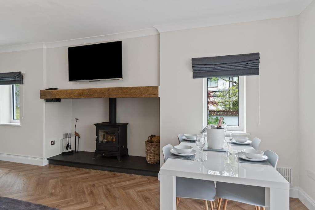 White Stunning Contemporary 2 Bedroom 2 Ensuite Annex With Hot Tub * Plymouth