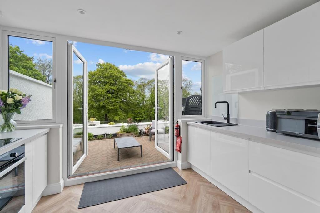 White Stunning Contemporary 2 Bedroom 2 Ensuite Annex With Hot Tub Holiday home Plymouth