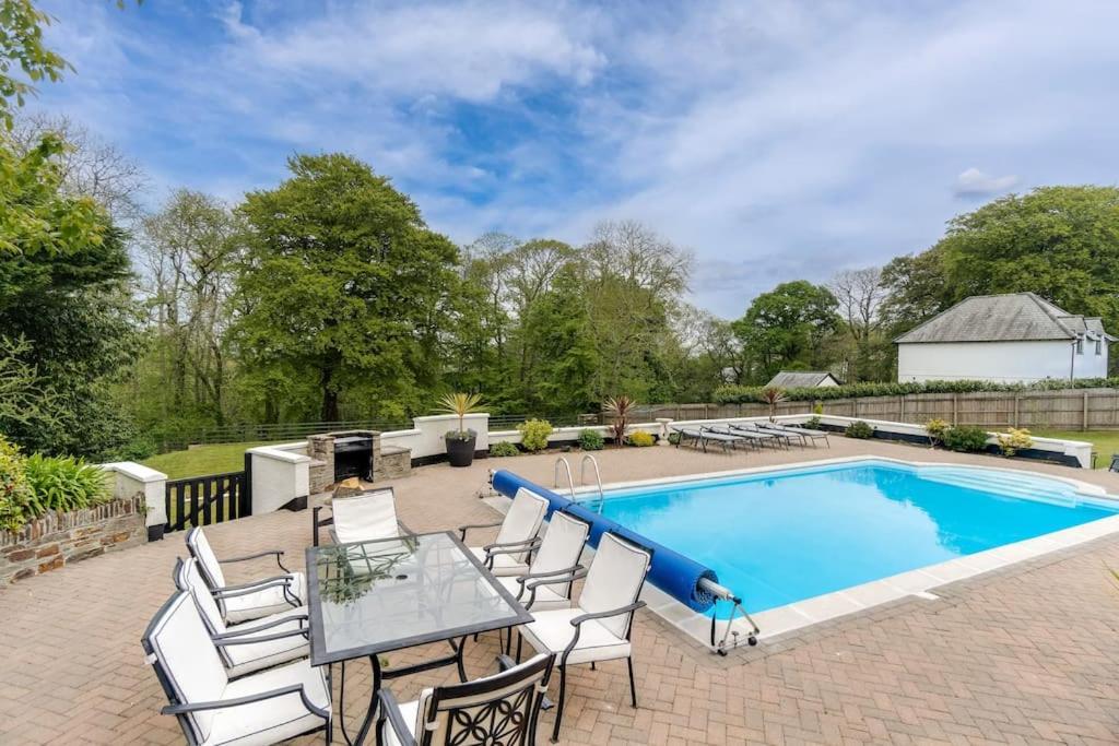 White Stunning Contemporary 2 Bedroom 2 Ensuite Annex With Hot Tub